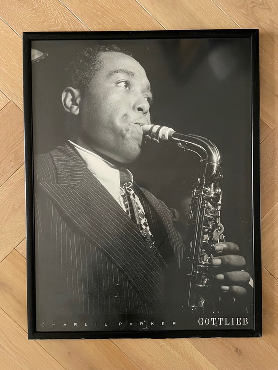 Image 1 of William P. Gottlieb, Charlie Parker, poster vintage in bianco e nero con cornice del famoso musicista jazz