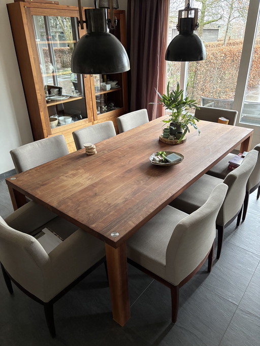 Eettafel met 8 stoelen waarvan 2 met leuningen
