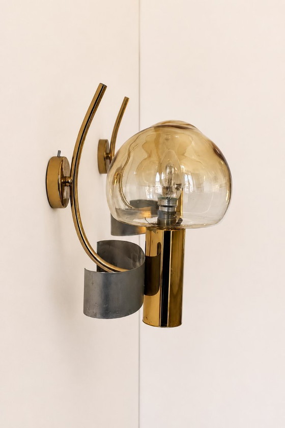 Image 1 of Een paar vintage wandlampen van geborsteld metaal, messing en rookglas, Frankrijk.