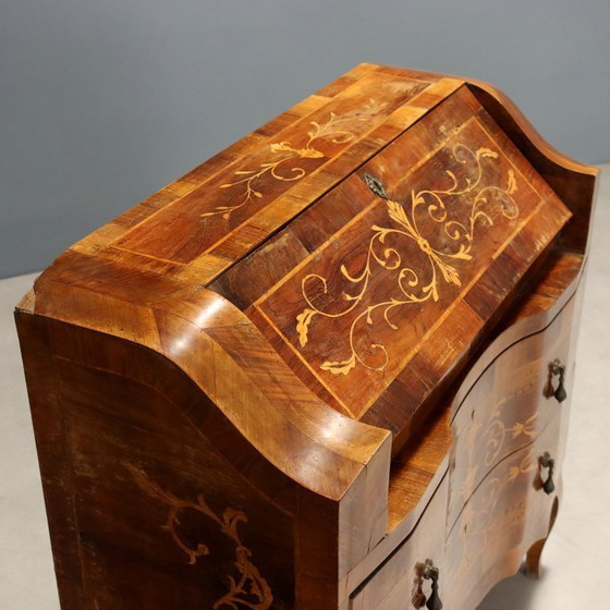 Image 1 of Piccola Ribalta in Noce con Filettature e Intarsi