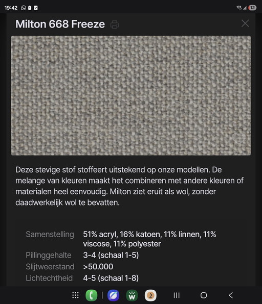 Modèle sur bloc de stock, comprenant un coin salon et un pouf séparé.