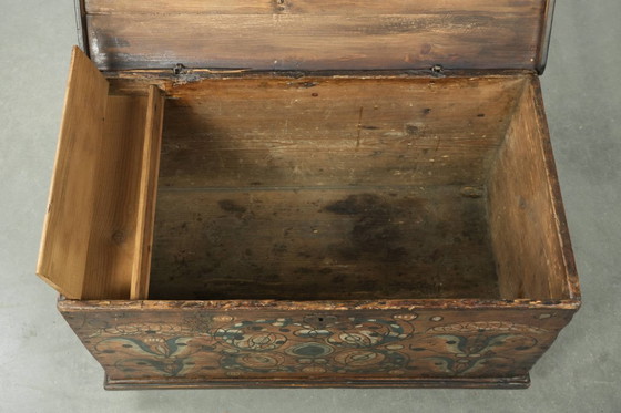 Image 1 of Subtiele en Decoratieve Met de Hand Beschilderde Antieke Oostenrijkse Bruid Kist Met Karakter