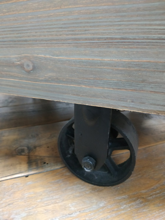 Image 1 of Table basse mobile industrielle ou table basse végétale avec 4 tiroirs