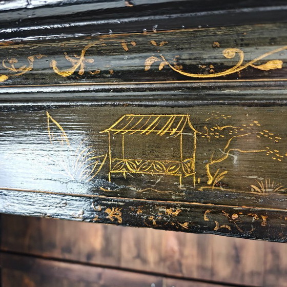 Image 1 of Ein seltener niederländischer Chinoiserie-Schrank aus dem frühen 18. Jahrhundert, lackiert, um 1700.