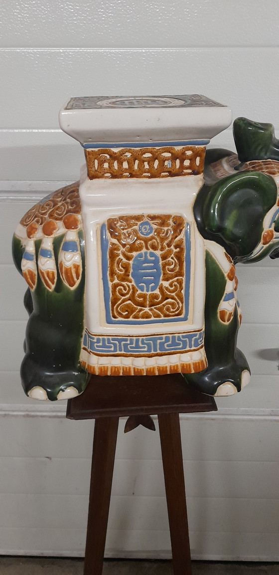 Image 1 of Tavolo in ceramica con pianta di elefante