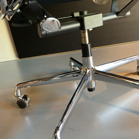 Image 1 of Vitra Eames EA 217 softpad office chair
