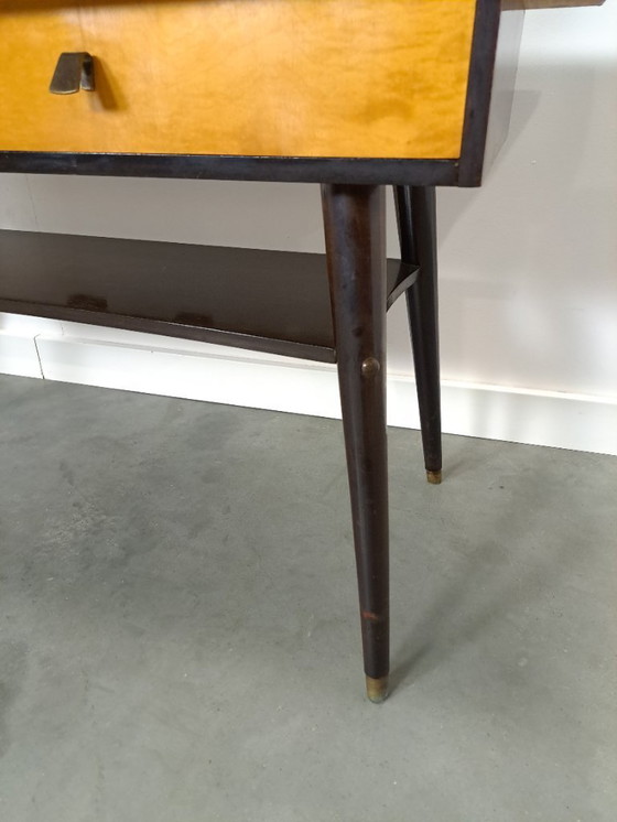 Image 1 of Tavolino laterale con cassetti e grande specchio con bordo dorato, toletta