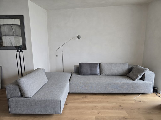 Canapé d'angle EYYE Cella avec repose-pieds, accoudoir et coussins en cuir