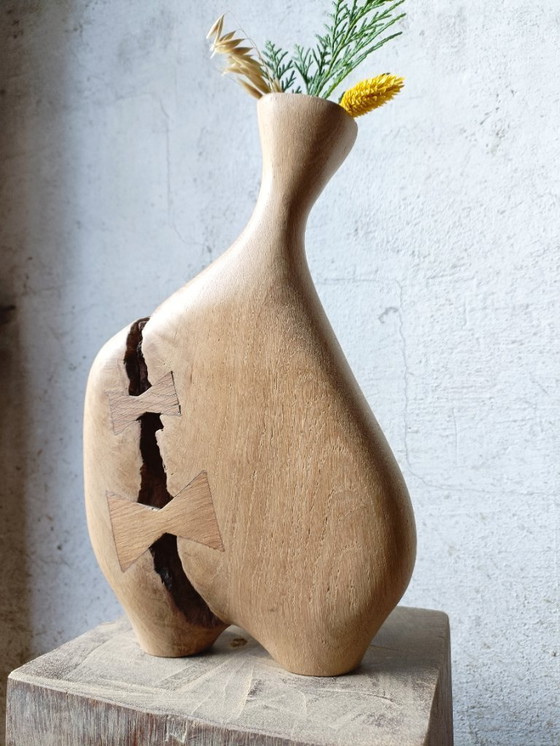 Image 1 of Vase/Skulptur aus geschnitzter massiver Eiche
