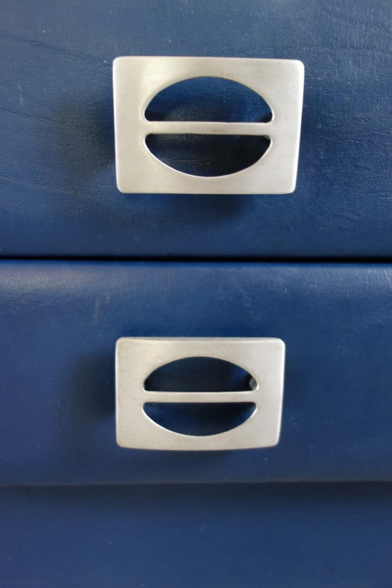 Exclusivo par de mesitas de noche de estilo futurista, fabricadas en piel sintética y aluminio cepillado, (photo 14 of 17)