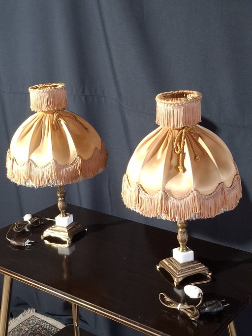 Coppia di lampade da tavolo in stile Luigi XVI, in ottone con paralumi con frange – anni '70