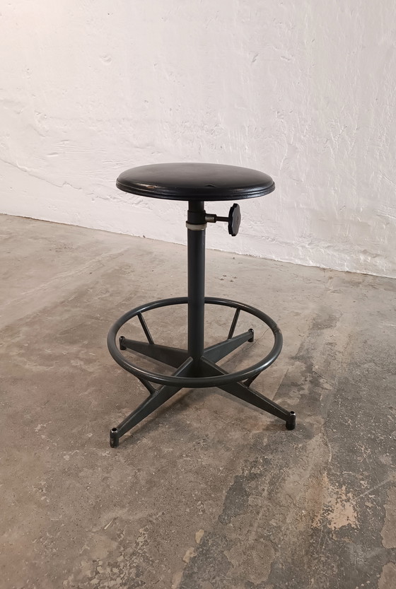 Image 1 of Taburete giratorio industrial de mediados de siglo de Sipe, Italia.