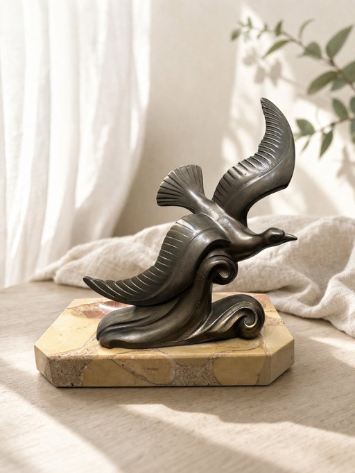 Sculpture vintage « Oiseau en vol » sur socle en marbre bréchique