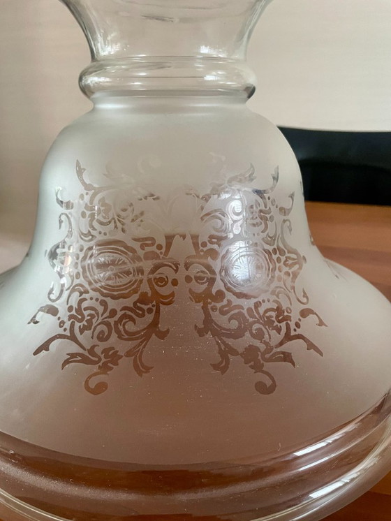 Image 1 of Lampe de table ancienne en étain, magnifique et richement décorée