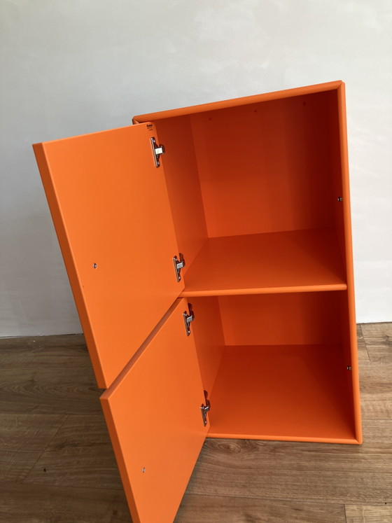 Image 1 of Armoire murale Montana Slim originale à 2 portes, couleur orange - Peter J. Lassen

