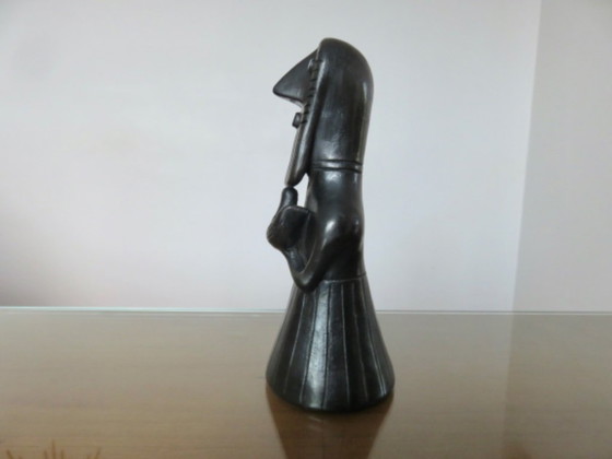 Image 1 of Ceramica nera opaca raffigurante una figura femminile tribale.