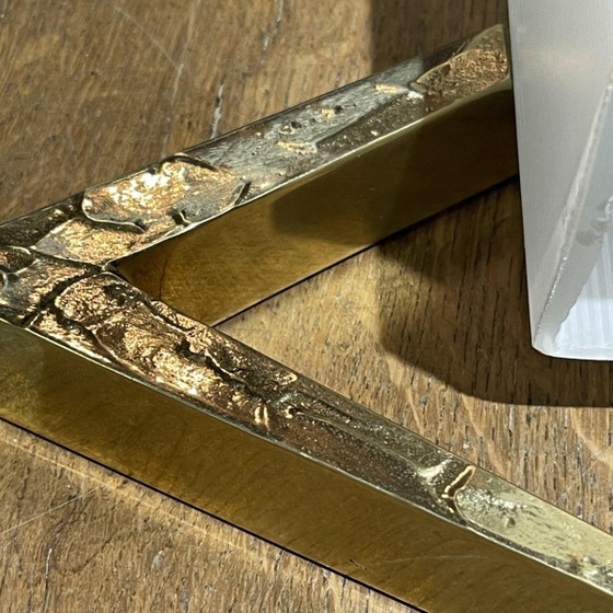 Hollywood Regency Asymmetrische Wandleuchten aus Bronze und Opalglas von Maison Arlus, 1970er Jahre, 2er Set (photo 5 of 13)