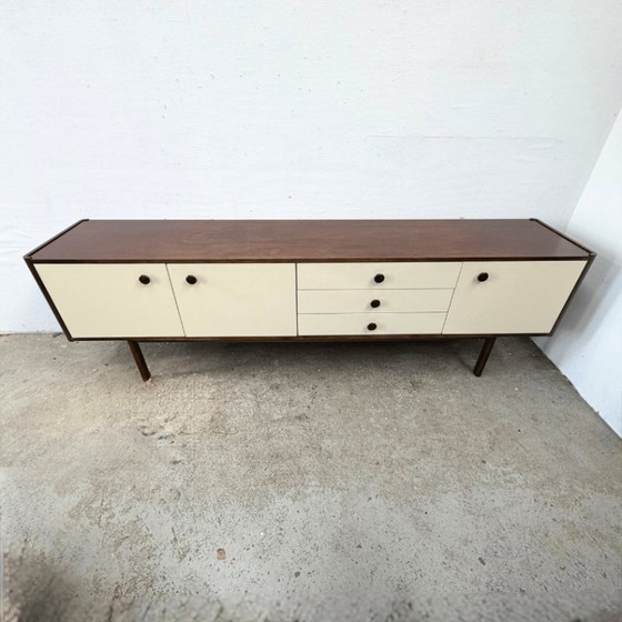 Credenza Mid Century Modern in legno e crema, Credenze, MDF, Marrone (foto 3 di 10)