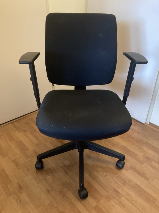 Verstellbarer Bürostuhl in ausgezeichnetem Zustand – Bürostühle, Metall, Kunststoff (photo 2 of 5)