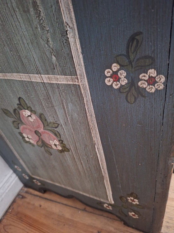 Antieke blauwe, handbeschilderde kleine alpine kledingkast, circa 1810-1820. – Kledingkasten, Wood (photo 10 of 12)