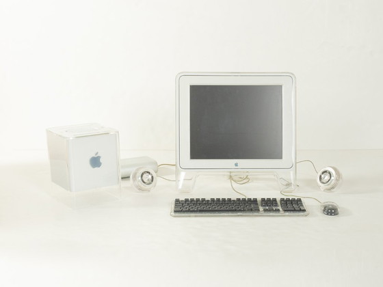 Image 1 of Power Mac G4 Cube et écran Studio 17 pouces, Apple, années 2000, vintage