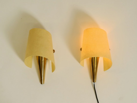 Image 1 of Una coppia di eccezionali applique da parete in ottone in stile Mid-Century Modern con paralumi in fibra di vetro.