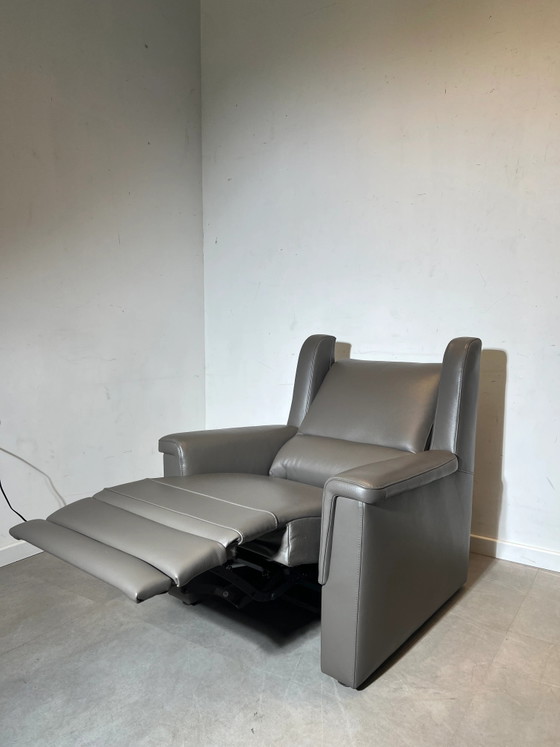 Conjunto de sofá moderno de piel con sillón reclinable. – Zona de estar (photo 5 of 5)