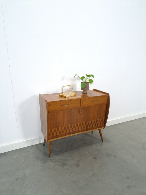 Image 1 of Kastje met geblokt fineer en messing grepen en poten