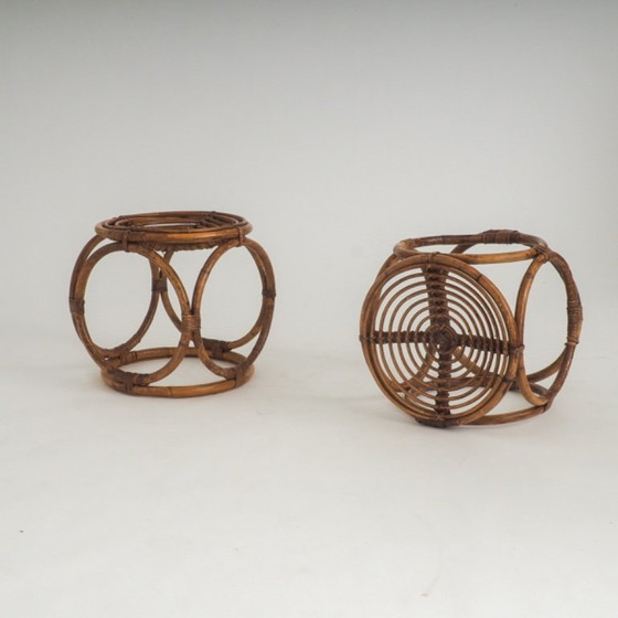 Coppia di sgabelli/tavolini vintage in rattan realizzati a mano (photo 8 of 12)