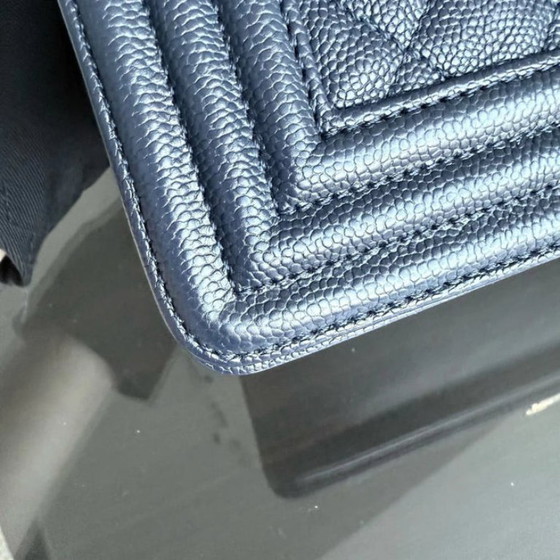 Image 1 of Chanel Boy Medium - Caviar 25CM Gewatteerd Donkerblauw Goudkleurige Hardware Serie 25