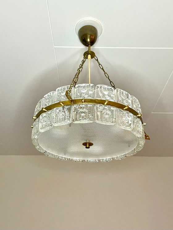 Image 1 of Carl Fagerlund voor Orrefors kroonluchter van messing en kristalglas uit het midden van de vorige eeuw, Zweden, jaren 60