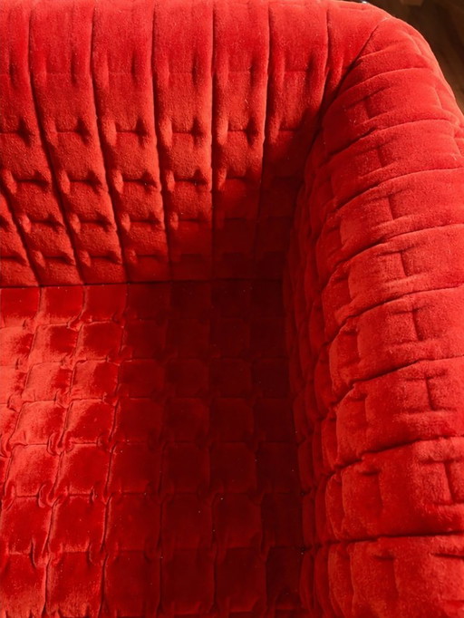 Inga Sempe - Ligne Roset Ruché Poltrona e chaise longue Rivestimento in velluto rosso e gambe in legno grigio 2025