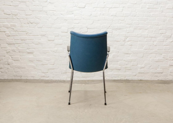 Image 1 of Gebroeders De Wit, ensemble de trois fauteuils design néerlandais revêtus de similicuir bleu vif. Pays-Bas, années 1960.
