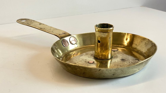 Image 1 of Antiker, niedriger Kerzenleuchter aus massivem Messing