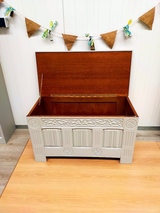 Baule porta coperte vintage con intaglio in legno