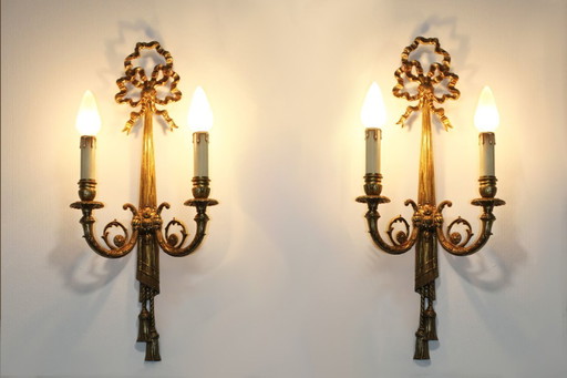 Pareja de apliques de pared de bronce dorado, estilo Luis XVI.