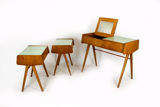 Image 1 of Tables de chevet restaurées de style Mid-Century avec coiffeuse, Tchécoslovaquie, années 1960, ensemble de 3