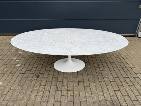Image 1 of Table de salle à manger ovale Knoll Tulip, Eero Saarinen (244 cm), marbre de Carrare