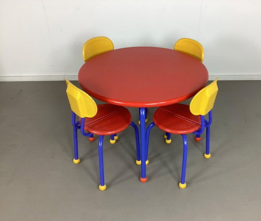 Conjunto infantil Ikea Puzzel estilo Memphis-Milano. Diseño Knut & Marianne Hagberg años 80