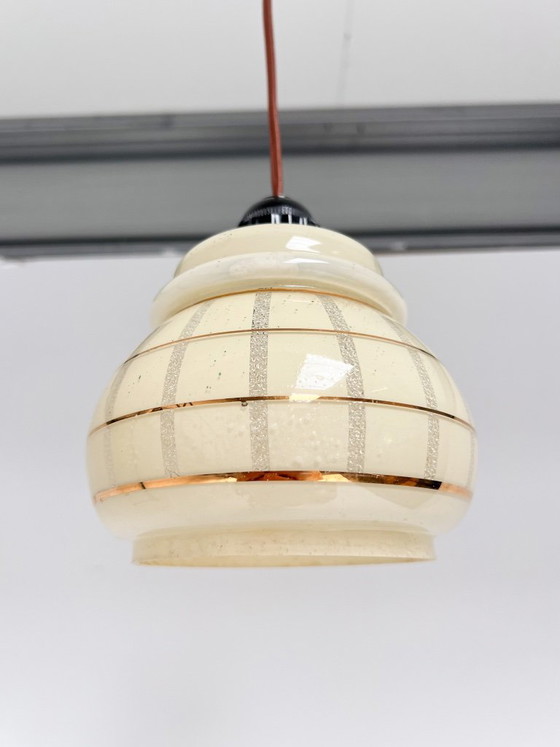 Ensemble de 2 lampes de plafond vintage à liserés dorés, années 1960 – Suspensions, Glass (photo 4 of 11)