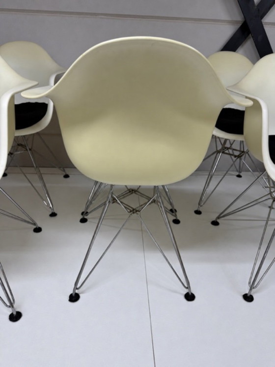 6x Vitra Eames Stühle – Esszimmerstühle, rvs, Plastic (photo 7 of 9)