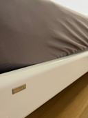 HÜLSTA Cadre de lit double blanc laqué brillant, lampe de chevet, tables de nuit, sommier