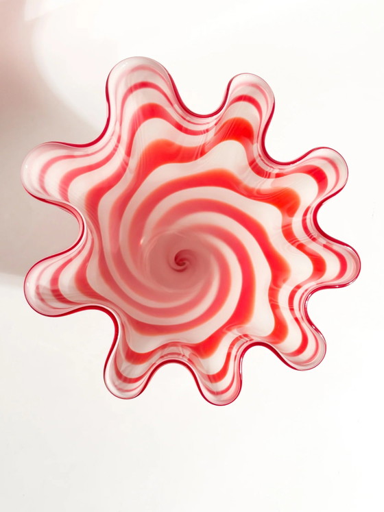 80s White and Red Murano Glass Handkerchief Vase (photo 12 of 13)