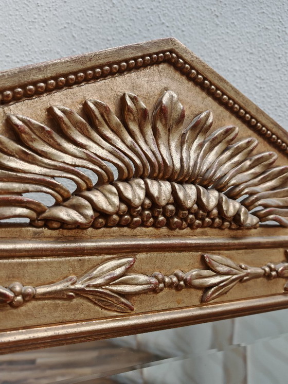 Image 1 of Miroir rectangulaire en haut avec triangle avec cadre en bois, doré de succession