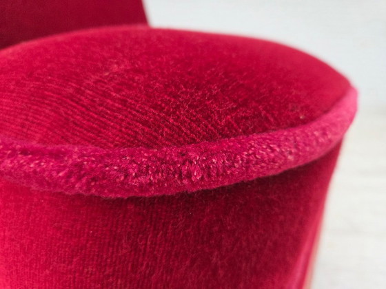 Image 1 of Fauteuil danois des années 1960, revêtement d'origine en velours rouge, pieds en bois de hêtre.