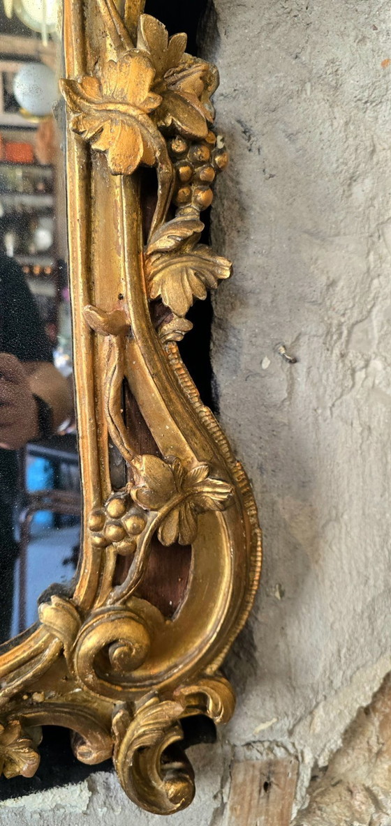 Image 1 of Specchio in legno dorato e stucco del XVIII secolo in stile Luigi XV