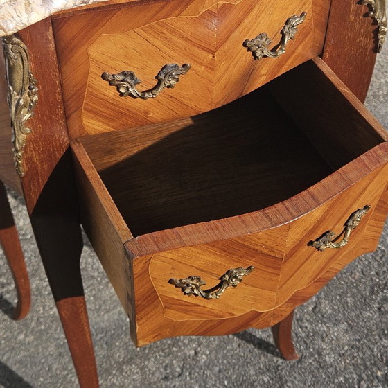 Image 1 of Comodino vintage francese intarsiato - Comodino in marmo e legno - Stile Luigi XV - Anni '70