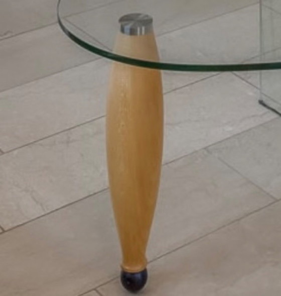 Image 1 of Jaren ’90 Italiaanse mid century salontafel set – 2x glas + massief licht notenhouten poot