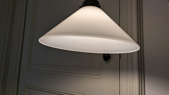 Image 1 of Deux suspensions identiques, abat-jour en verre opalin blanc, années 1920/1930