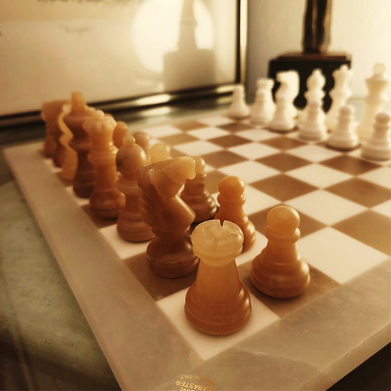 Image 1 of Jeu d'échecs de luxe vintage des années 1970 en albâtre italien sculpté à la main de Volterra - blanc et agate naturelle (brune)